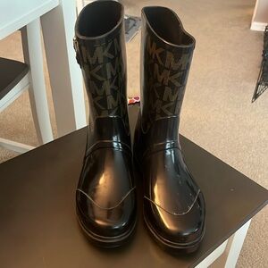 Size 9 women’s Michael Kors rainboots.